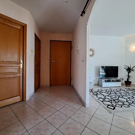 Apartment Grand T2 Proche Centre Ville, Vue Et Montagne *